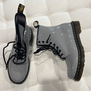 DR. MARTENS 1460 WOMEN'S PATENT LEATHER LACE UP BOOTS ZINC GREY PATENT LAMPER SI